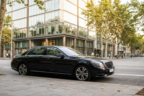 Berlina ejecutiva esperando ante una oficina, servicio de chófer privado en septiembre